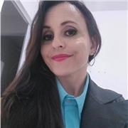 Estagiária em Pedagogia leciona para crianças